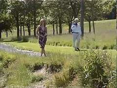 彼女はダウン曲がって、台所で彼女を引き裂いた エロメン エロ 動画